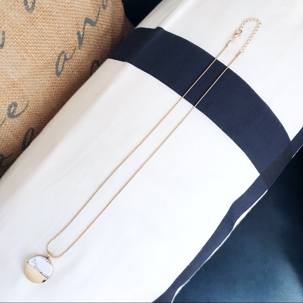 🎀 NEW • Gold & White Circle Marble Necklace • - Picture 4 of 6